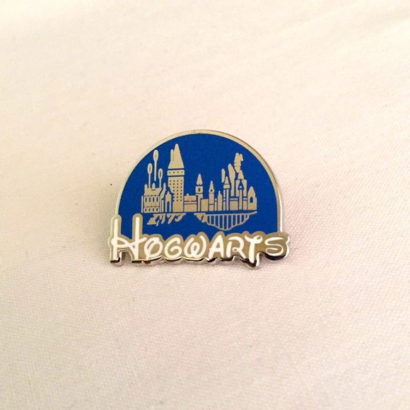 ๐50% OFF/3+...HOGWARTS Sign Pin (Harry Potter) - Picture 1 of 9